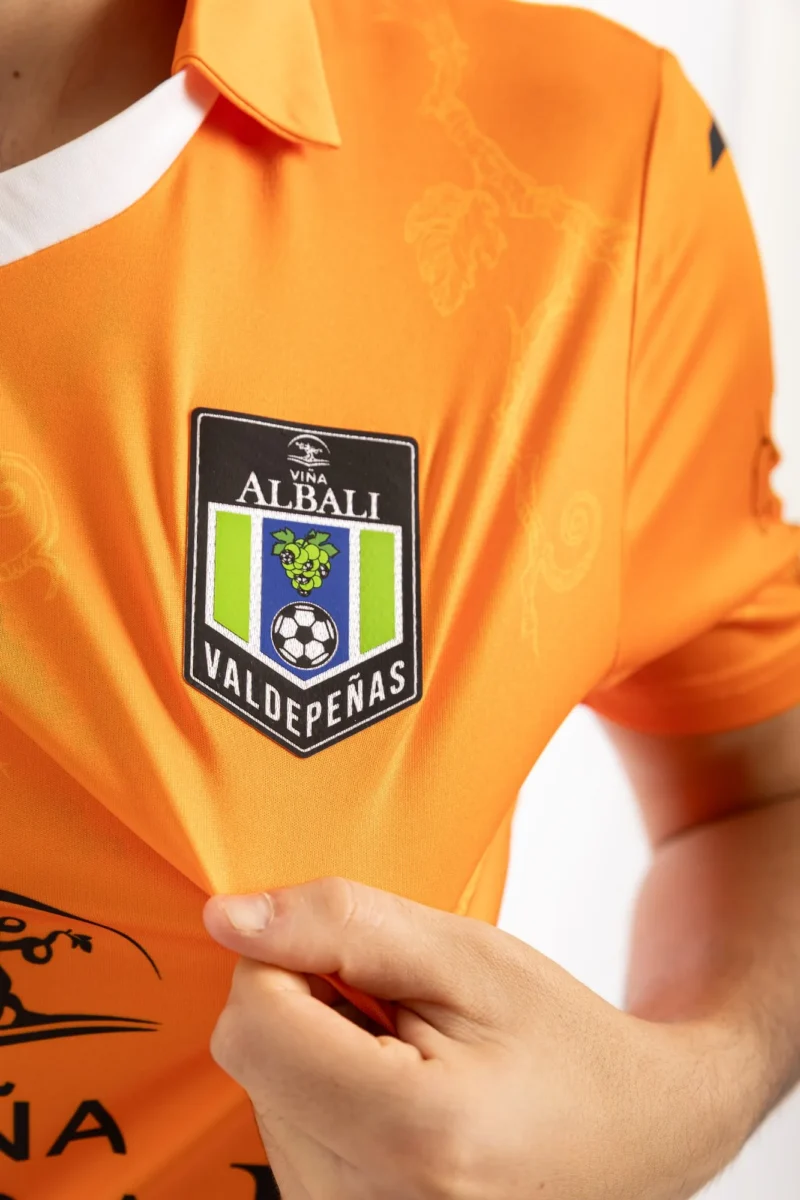 Detalle del escudo en la camiseta de portero Viña Albali Valdepeñas 26/27