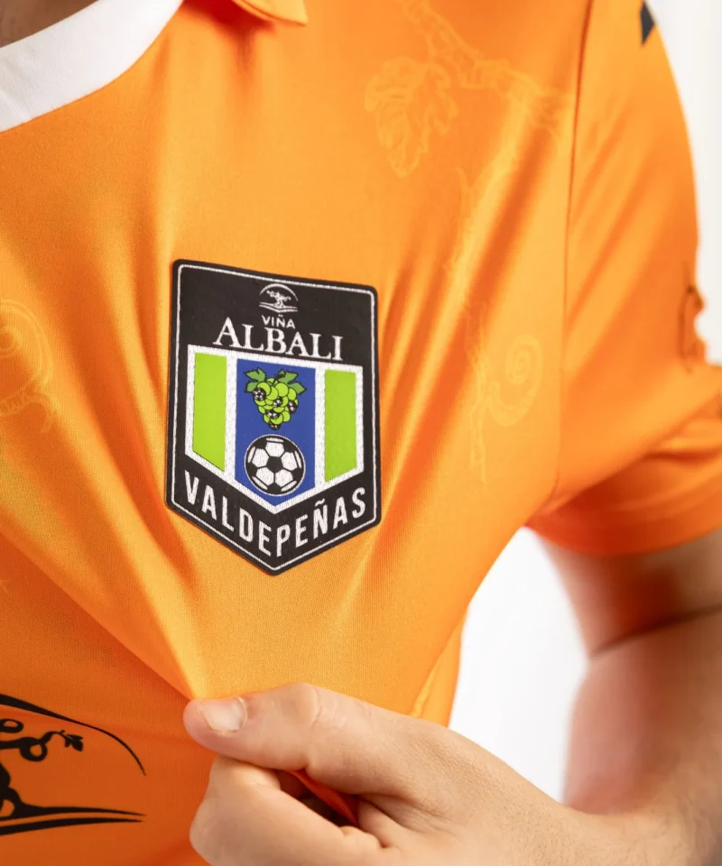 Detalle del escudo en la camiseta de portero Viña Albali Valdepeñas 26/27