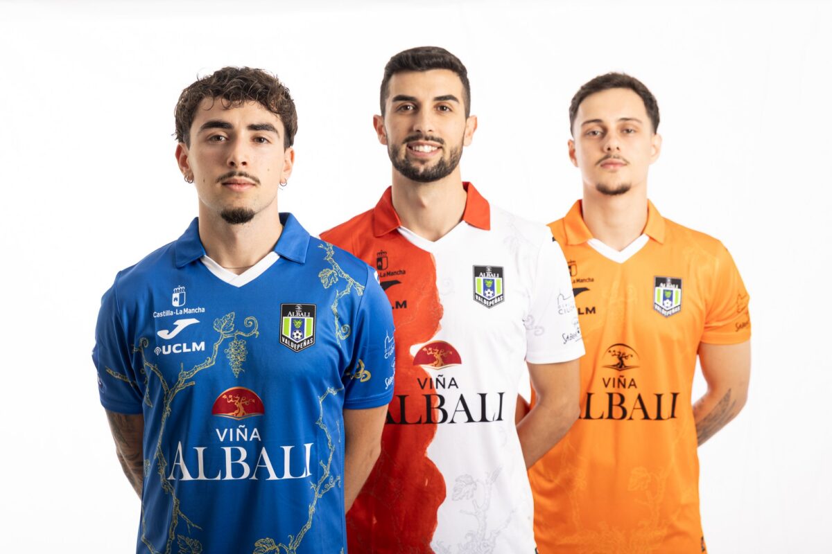 Jugadores del Viña Albali Valdepeñas con las equipaciones oficiales 2026-2027