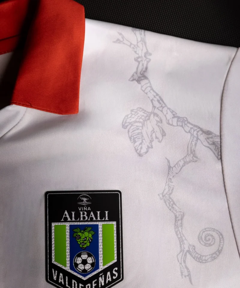 Detalle del escudo en la segunda equipación Viña Albali Valdepeñas 26/27